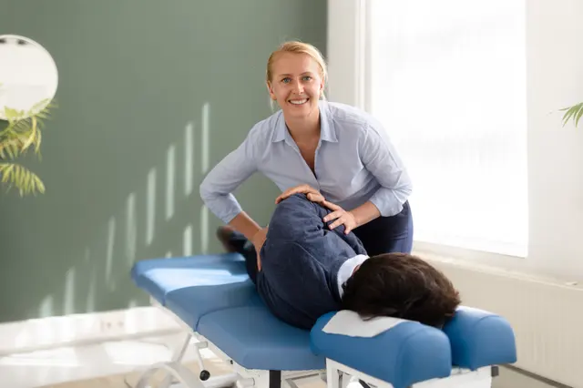 Chiropractor onderzoekt een cliënt tijdens de intake bij TOPCHIRO Alphen aan den Rijn