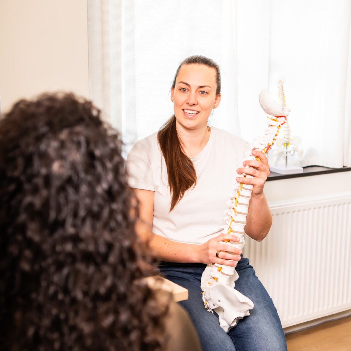 Chiropractor bespreekt het persoonlijke zorgplan met een cliënt bij TOPCHIRO Alphen aan den Rijn